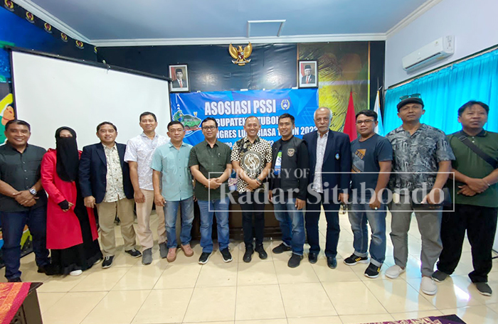 BAHAGIA: Ketua Askab PSSI terpilih, H. Rachman Fadli&nbsp; Kurniawan (lima dari kiri) berfoto bareng dengan peserta Konfercab di Kantor KONI Situbondo, Sabtu (4/10).