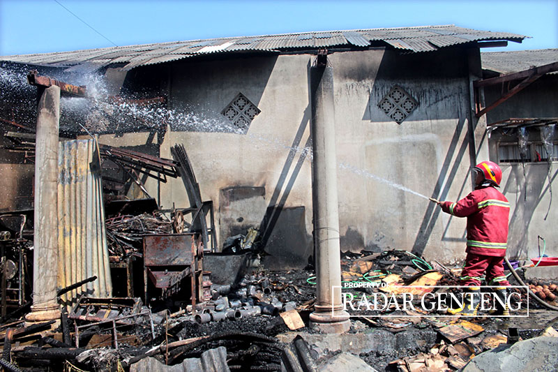 Anggota Damkar BKO Genteng melakukan pemadaman api di gudang pabrik roti Sri Rezeki di Dusun Krajan, Desa Setail, Genteng, Banyuwangi, yang terbakar, Minggu (5/11).