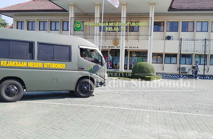 JAM KERJA: Mobil tahanan Kejaksaan Negeri (Kejari) Situbondo melintas di halaman Pengadilan Negeri (PN) Situbondo, kemarin (6/10).