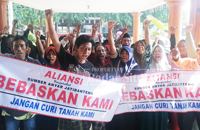 SAMPAIKAN ASPIRASI: Ratusan warga Desa Sumber Anyar, Kecamatan Jatibanteng menggelar aksi di depan kantor DPRD, Senin (6/11).
