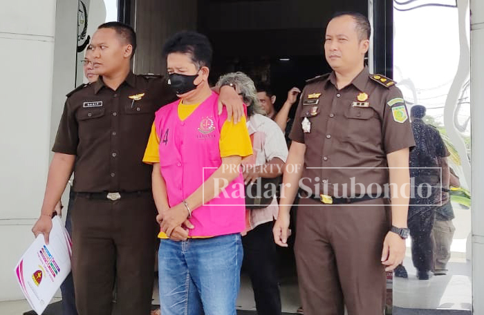 DILIMPAHKAN : Mantan Kepala Desa (Kades) Kotakan, Suriwan diapit tim Jaksa Penuntut Umum (JPU) di halaman Kantor Kejaksaan Negeri (Kejari) Situbondo, kemarin (7/11).