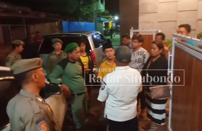 BERSITEGANG : Petugas Satpol-PP Situbondo dihalangi warga saat melakukan razia tempat karaoke di GS, Selasa (7/11) dini hari.