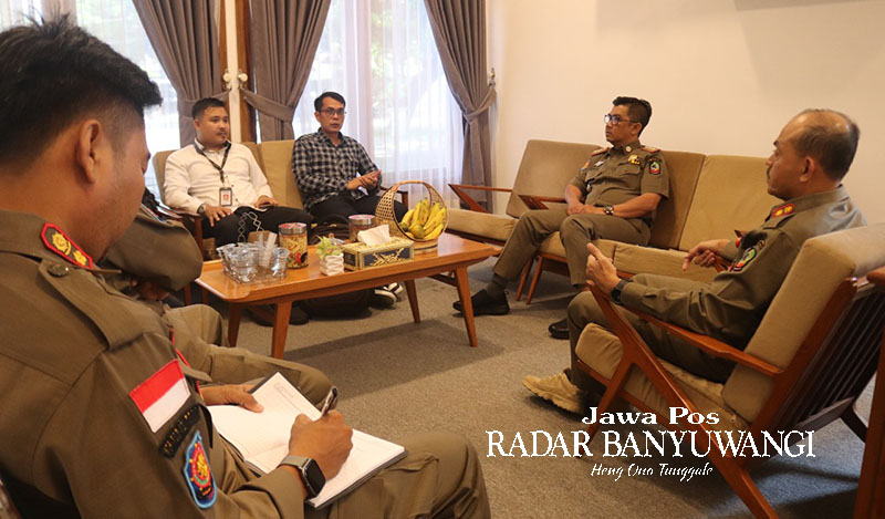 KOORDINASI: Untung Apriliyanto (baju kotak-kotak) bersama Kepala Satpol PP Wawan Yadmadi (kanan) dan jajaran menyamakan persepsi sebelum penertiban APS menjelang kampanye.