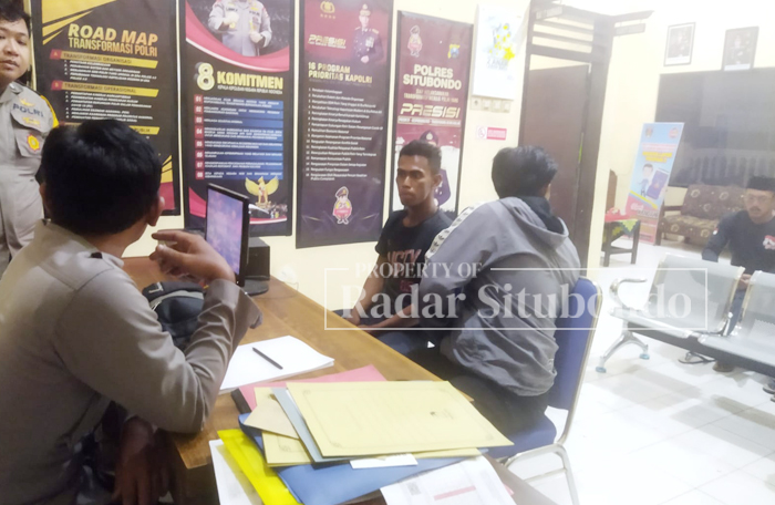 KAUS HITAM: Darus, 30, warga Dusun Nyamplong, Desa Sumberanyar, Kecamatan Banyuputih&nbsp; diamankan ke&nbsp; Mapolsek Banyuputih, Senin (7/11).