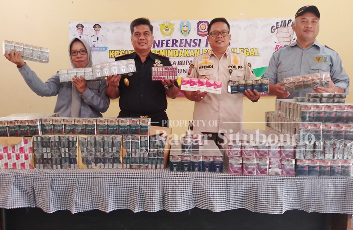 HASIL RAZIA : Kepala Kantor Pengawasan dan Pelayanan Bea dan Cukai Jember, Asep Munandar didampingi Kasatpol-PP dan Kabid Tramtibmas menunjukkan rokok ilegal, di aula Kantor Satpol-PP Situbondo.