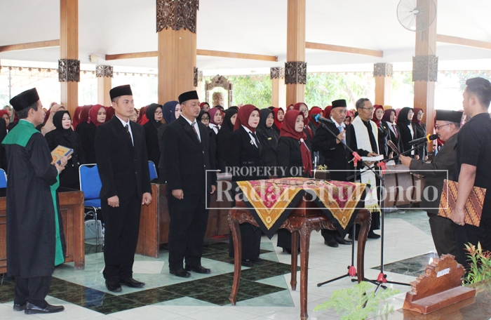 SAKRAL: Bupati Situbondo, Drs. Karna Suswandi melantik kepala sekolah TK,SD dan SMP di Pendapa Aryo Situbondo, Rabu (8/11) kemarin.
