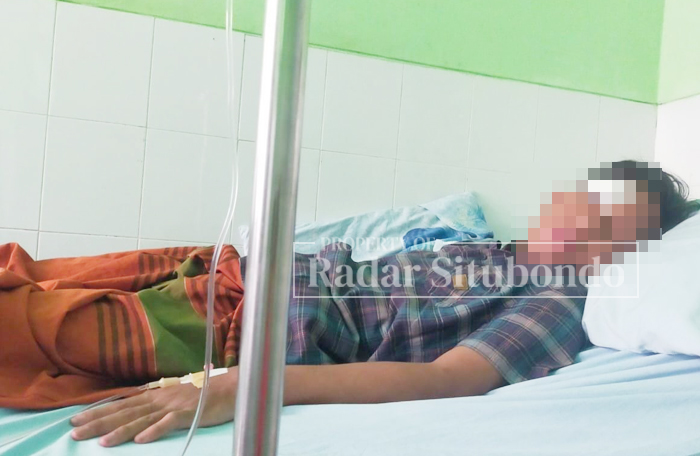 KORBAN PENGEROYOKAN: M. Reza, 17, warga&nbsp; Kelurahan Mimbaan, Kecamatan Panji, berbaring di rumah sakit umum daerah (RSUD) Situbondo, Rabu (8/11).
