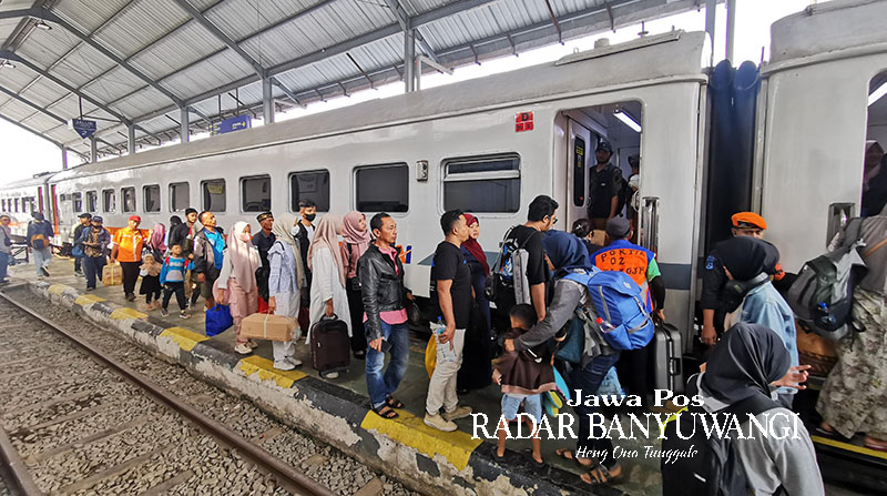 ANTRE: Puluhan penumpang menunggu kedatangan kereta api di Stasiun Rogojampi, Banyuwangi, Rabu (8/11).