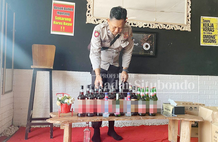 OPERASI MIRAS: Anggota Polsek Banyuputih mengamankan minuman keras (miras) di Cafe milik Sylvia Anggraenie, warga Kampung Kendal, Desa Wonorejo, Kecamata Banyuputih, Rabu, (8/11).