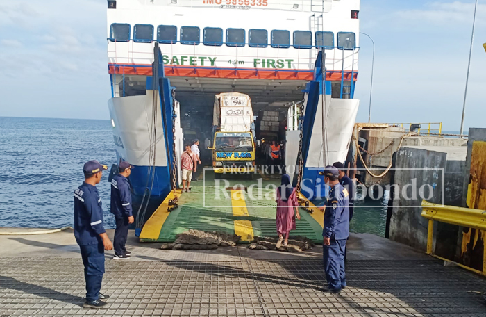 BEROPERASI : Angkutan kapal dari pelabuhan Jangkar membawa penumpang menuju Pulau Madura, Kamis (9/11) kemarin.