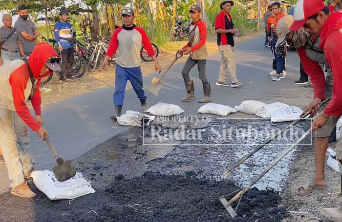 PROGRES : Jalan rusak di Desa Semiring, Kecamatan Mangaran diperbaiki menggunakan anggara DBH-CHT.