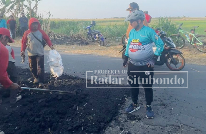 DIAWASI : Bupati Situbondo, Drs. Karna Suswandi mengontrol progres perbaikan jalan di Desa Semiring, Kecamatan Mangaran.