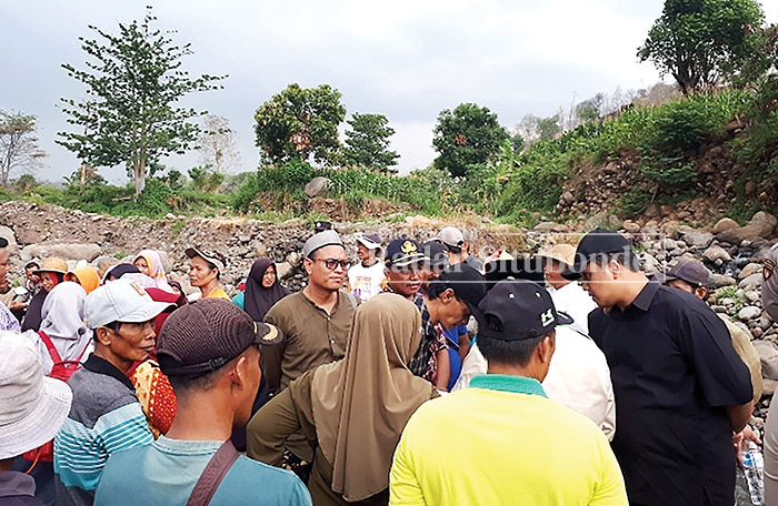 BERKERUMUN: Komisi III DPRD Situbondo bersama beberapa petani meninjau lahan sawah yang rusak akibat aktivitas tambang batu, di Desa Sumberanyar, Kecamatan Jatibanteng, Jumat (10/11) lalu.