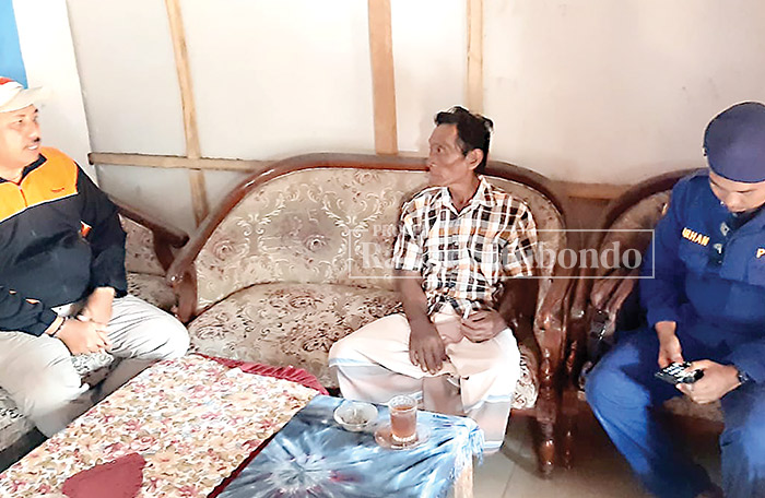 KORBAN LAKA LAUT: Anggota BPBD Situbondo (kiri) bersama Anggota Satpoliarud Polres Situbondo, menyambangi Misnarun (tengah) warga Dusun Karang Anyar, Desa Tanjung Pecinan, Mangaran.