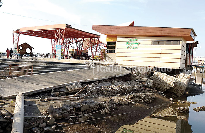BERANTAKAN : Bangunan tangkis ombak di area wisata Kampung Kerapu rusak berat setelah diterjang banjir rob, di Desa Klatakan, Kecamatan Kendit, Minggu (12/11) kemarin.