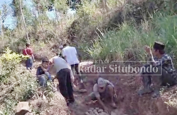 SWADAYA : Warga Desa Curah Tatal, Kecamatan Arjasa membangun jalan sendiri untuk lalu lintas kendaraan lebih mudah, Senin (13/11).