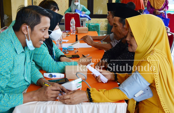 Rumah Sakit Elizabeth (RSE) melakukan penyuluhan kesehatan, pemeriksaan kesehatan serta pengobatan gratis bagi sejumlah lansia yang tersebar di lima Desa di Kabupaten Bondowoso, Senin, 30 Oktober 2023