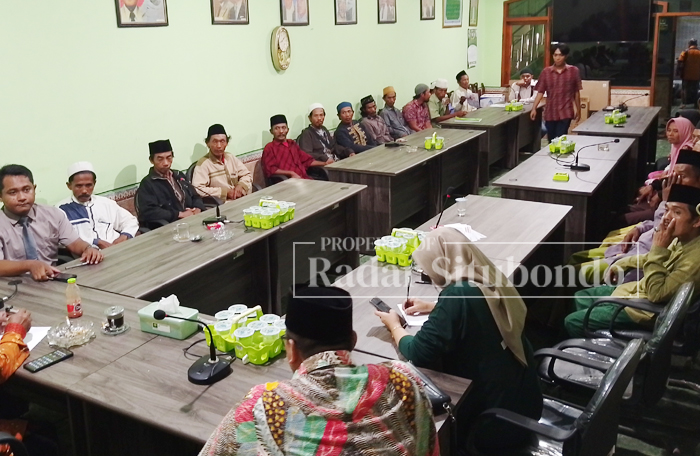 CARI KEADILAN : Puluhan warga Desa Sumberanyar, Kecamatan Jatibanteng menyampaikan keluh kesahnya pada pengurus PCNU Situbondo, di ruang aula kantor PCNU Situbondo, Selasa (13/11).