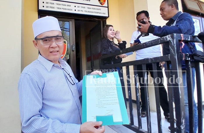 INGIN TAK ADA KORBAN LAGI: H. Haritrianto menunjukkan berkas pengaduan PT Berkah Zam-Zam Wisata di halaman Mapolres Situbondo, kemarin (13/11).