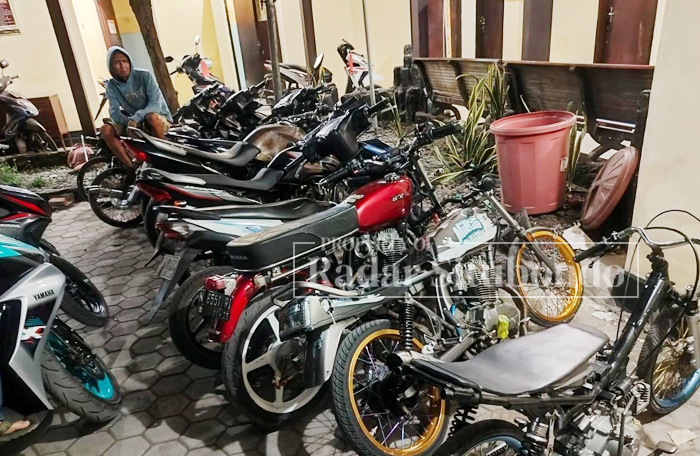 BARANG BUKTI : Sejumlah sepeda motor protolan milik pemuda di Kecamatan Besuki diamankan di halaman Polsek Besuki, kemarin (13/11).