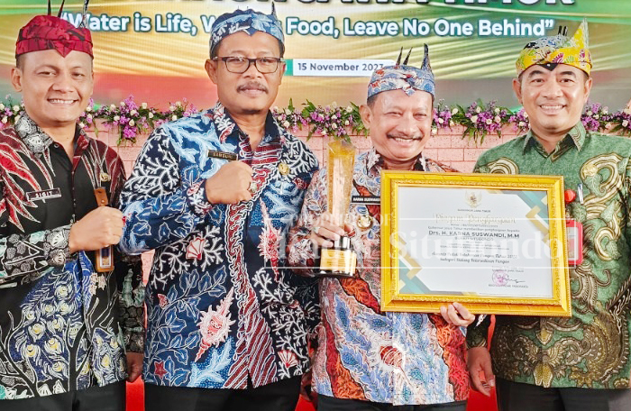 DARI KANAN : Kepala Dispertangan, Dadang Aris Bintoro, Bupati Situbondo Drs. Karna Suswandi, Kepala BKPSDM Samsuri dan Kabag Prokopim Sigit Susetyo Raharjo, Rabu (15/11).