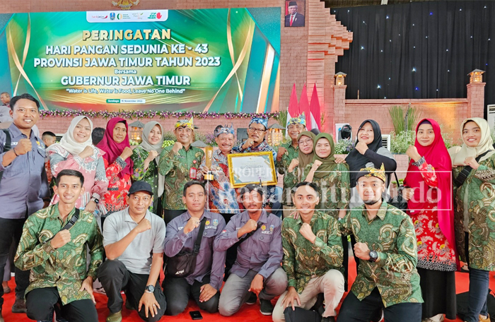 FOTO BERSAMA : Jajaran pegawai Dispertangan mendampingi Bupati Situbondo, Drs. Karna Suswandi menerima penghargaan, di gedung Jatim Expo Surabaya, Rabu (15/11) lalu.