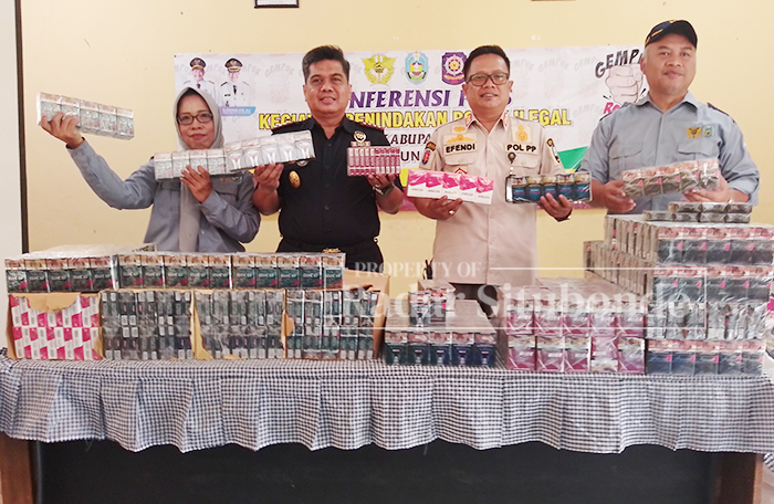HASIL RAZIA: Kabupaten Situbondo menjadi daerah yang rawan peredaran rokok ilegal. Salah satu penyebabnya adalah akses jalur pantura yang mudah dilalui angkutan barang dari Surabaya ke Banyuwangi.