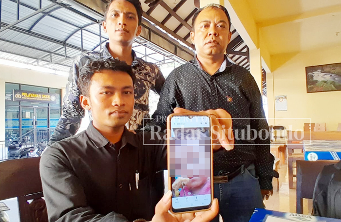 LAPORKAN ISTRI : Edy Purwanto, 24, Warga Desa Alastengah, Kecamatan Sumbermalang menunjukan foto anaknya di halaman Mapolres Situbondo, kemarin (17/11).
