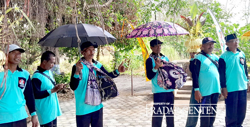 MEMPELAI: Kucing jantan dan betina yang akan dinikahkan digendong warga di sumber air Umbul Sari Dusun Curahjati, Desa Grajagan, Kecamatan Purwoharjo, Banyuwangi, Jumat (17/11).