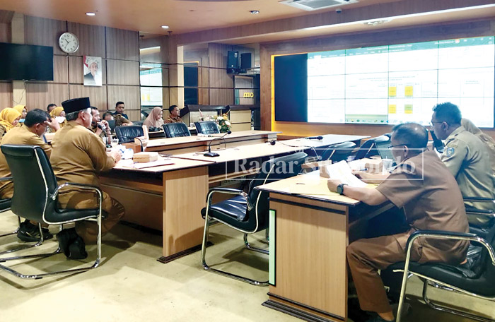 INTERNAL: Inspektorat menggelar rapat pencegahan tindakan kasus korupsi, di ruang IR Pemkab Situbondo, Selasa (21/11).
