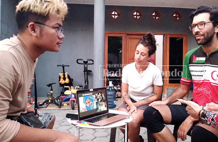 PRESENTASI: Bejamin menyampaikan kondisi warga Sahara melalui dokumen yang disimpan pada laptop miliknya, di Kelurahan Mimbaan, Kecamatan Panji, Selasa (21/11).