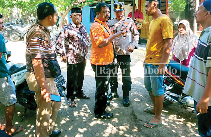 TAKZIAH: Anggota Polsek Panji dan tim Infis Polres Situbondo usai mengikuti acara pemakaman Edi Susanto, warga Desa Curah Jeru, Kecamatan Panji, kemarin (21/11).