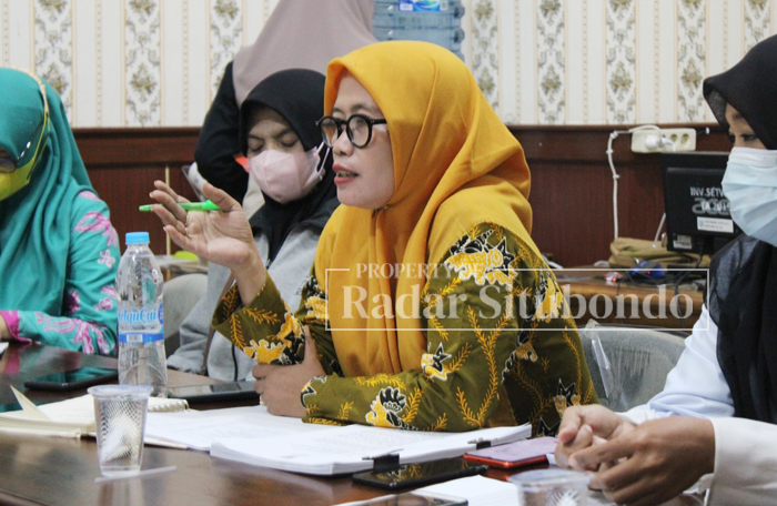 ASPIRASI : Sejumlah guru melakukan audiensi bersama DPRD Situbondo terkait kesejahteraan guru honorer, di kantor DPRD Situbondo, beberapa waktu lalu.