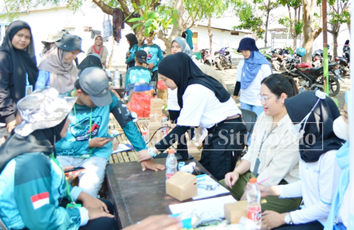 JEMPUT BOLA : Petugas kesehatan Rumah Sakit Elizabeth melakukan pemeriksaan gratis di Pantai Berigaan, Desa Peleyan Kecamatan Panarukan, beberapa waktu lalu.