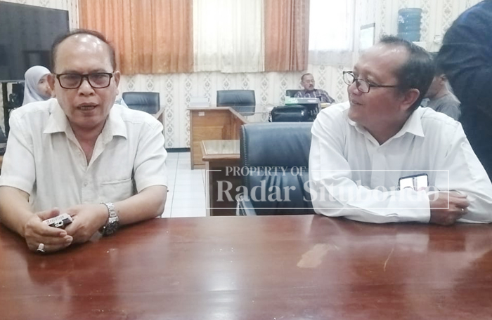 KONSULTASI : Kepala Disnaker Situbondo, Kholil (kanan) dan Ketua Komisi IV DPRD, Sahlawi di kantor DPRD, Rabu (22/11) lalu.