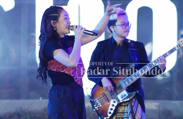 TAMPIL MERIAH: Happy Asmara menghibur masyarakat Situbondo di pelataran Pendapa Aryo Situbondo, Minggu (26/11).