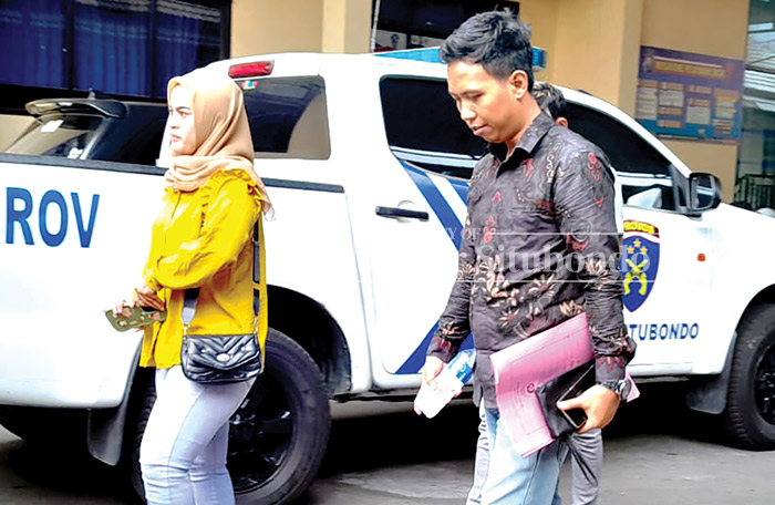 CARI KEADILAN: Ani Kusdina Suci, warga Desa Talkandang, Kecamatan/Kota Situbondo didampingi kuasa hukumnya mendatangi Mapolres Situbondo, kemarin (28/11).