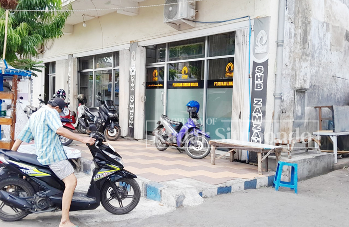 SEPI PENGUNJUNG: Salah satu pengendara sepeda motor melintas di depan kantor PT. Berkah Zam-Zam Wisata, Kelurahan Dawuhan, Kecamatan/Kota Situbondo,  Kamis lalu, (23/11).