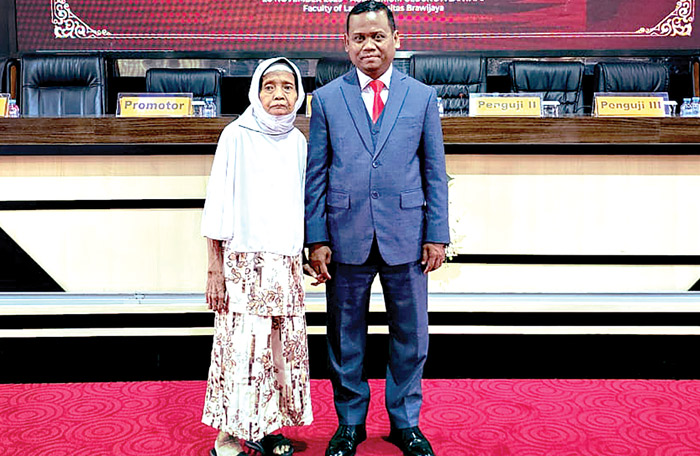 SANG INSPIRASI: Saleh berpose bersama sang Ibu, Sniti dalam wisuda S.3 di Unibra Malang, belum lama ini.