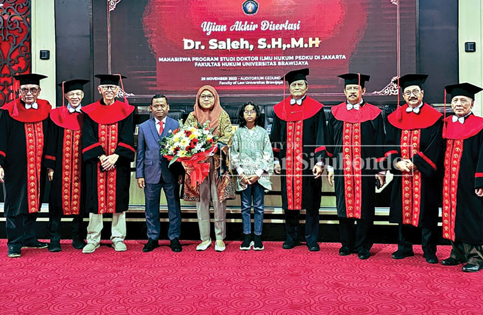 BANGGA: Saleh berhasil menyelesaikan pendidikan S.3 nya di Universitas Brawijaya Malang. Saat ini sudah menyandang gelar doktor.