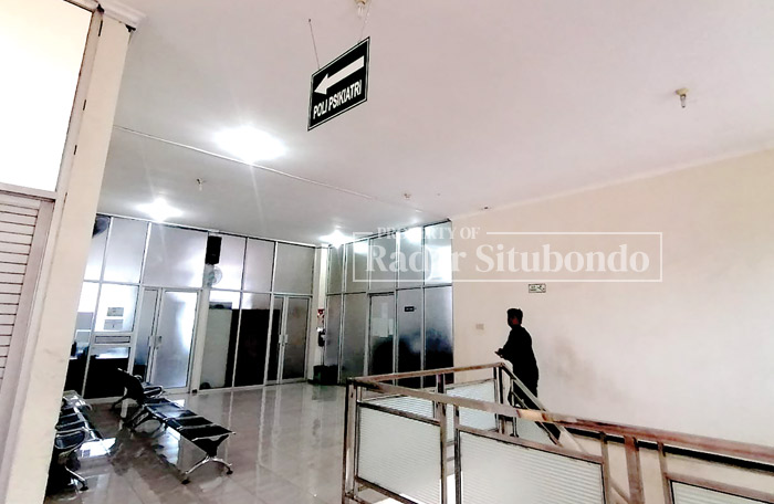 LENGGANG: Suasana tampak depan ruangan Poli Psikiater RS dr Abdoer Rahem tersedia tempat duduk untuk pasien yang sedang antre, Rabu, (29/11) kemarin.