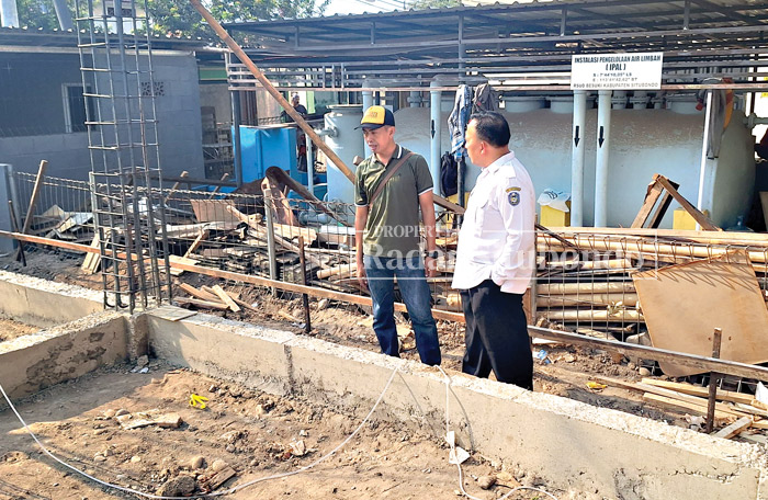 DIPANTAU : Direktur RSUD Besuki, Imam Hariyono meninjau pelaksanaan pembangunan tempat laundry, di area rumah sakit Besuki, Kamis (30/11) kemarin.