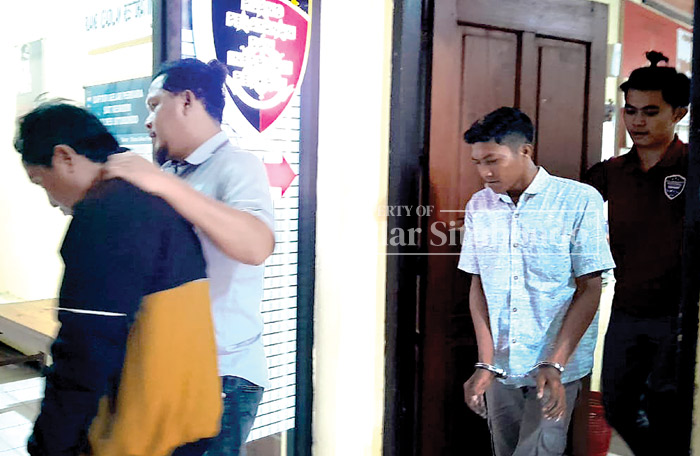 DIKELER: Dua tersangka Budi, 36, dan Rudi, 25, warga Desa Sumberkolak, Kecamatan Panarukan, digelandang ke ruang penyidik Satreskrim Polres Situbondo, Kamis (30/11).