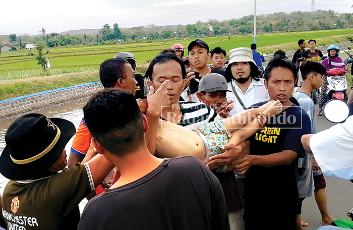 TAK BERNYAWA:&nbsp; Muhammad Fatih Ainurrahman, bocah tiga tahun, dievakuasi oleh warga dari sungai Kampung Pareyaan Utara, Desa Sumberkolak, Kecamata Panarukan, Sabtu lalu (2/12)