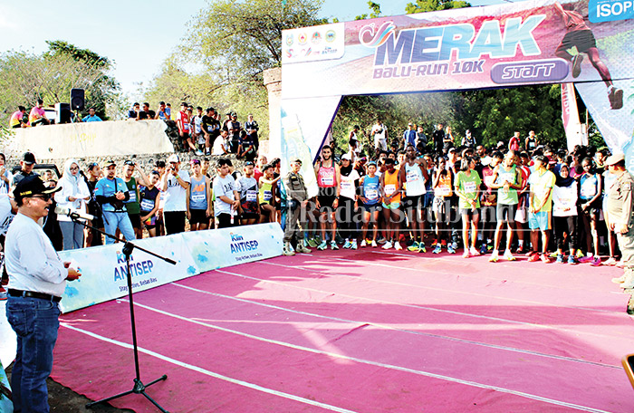 PERSIAPAN: Ratusan atlet lari berada di garis start sebelum dilepas oleh Bupati Situbondo, Drs. Karna Suswandi, Minggu (3/12).