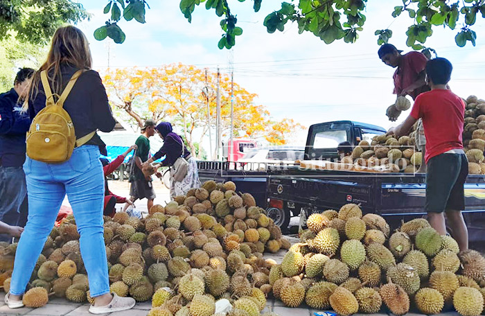 PANEN PEMBELI: Warga menyerbu pedagang duren di area Taman Pancing, Kecamatan Panji, kemarin (3/11).