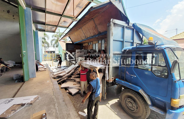 KOORDINASI: Ketua KPU Situbondo, Marwoto (tengah) menyampaikan persiapan kebutuhan logistik pemilu 2024, di ruang pertemuan hotel yang ada di Kabupaten Situbondo, Rabu.