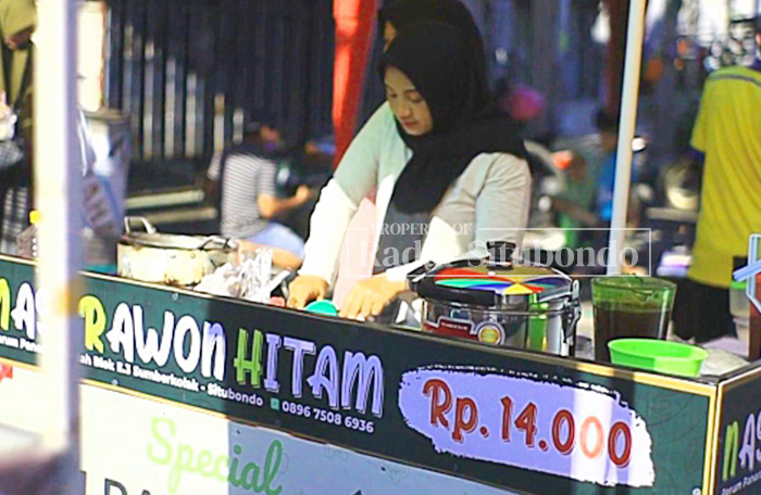 TUNGGU PEMBELI: Seorang pedagang arum manis menggunakan motornya untuk tempat jualan di tempat CFD, di jalan Wijaya Kusuma, Kelurahan Patokan, Kecamatan Kota.