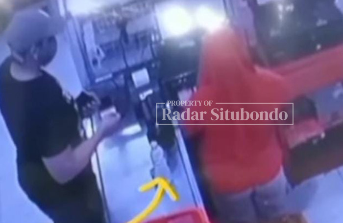 TANGKAPAN LAYAR: Pria diduga warga negara asing (WNA) terekam kamera CCTV di ruang Swalayan Gocay, Kecamatan Besuki.