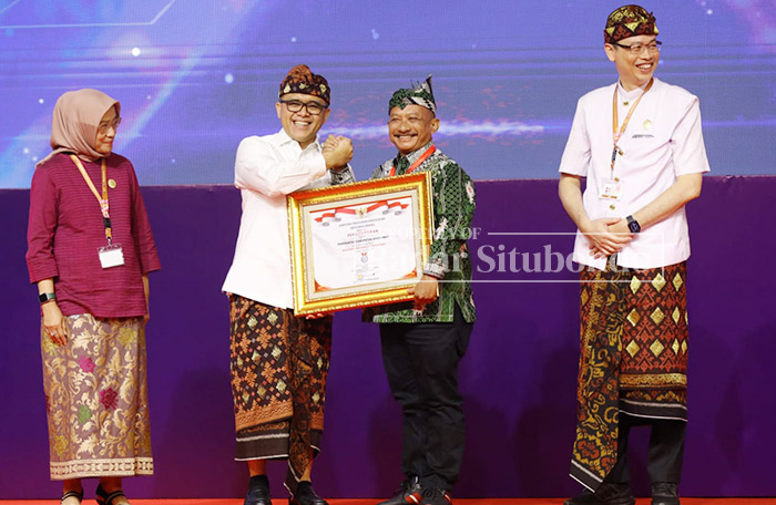 EKSPRESIF: Bupati Situbondo, Drs. Karna Suswandi menerima pemberian penghargaan akuntabilitas kinerja tahun 2023 dari Menpan-RB RI, Abdullah Azwar Anas, di Nusa Dua Covention Center, Kabupaten Badung